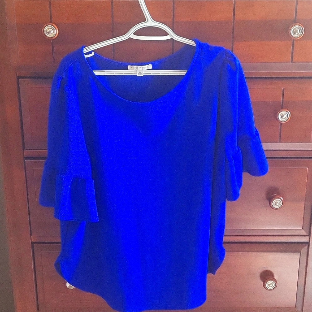 Blouse with short flutter sleaves